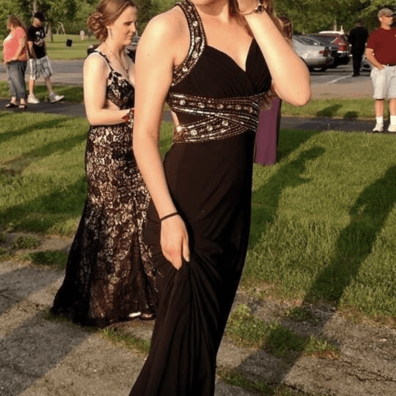 Straight fit, thick straps with sequins, floor-length gown. The back is open with crossing straps.